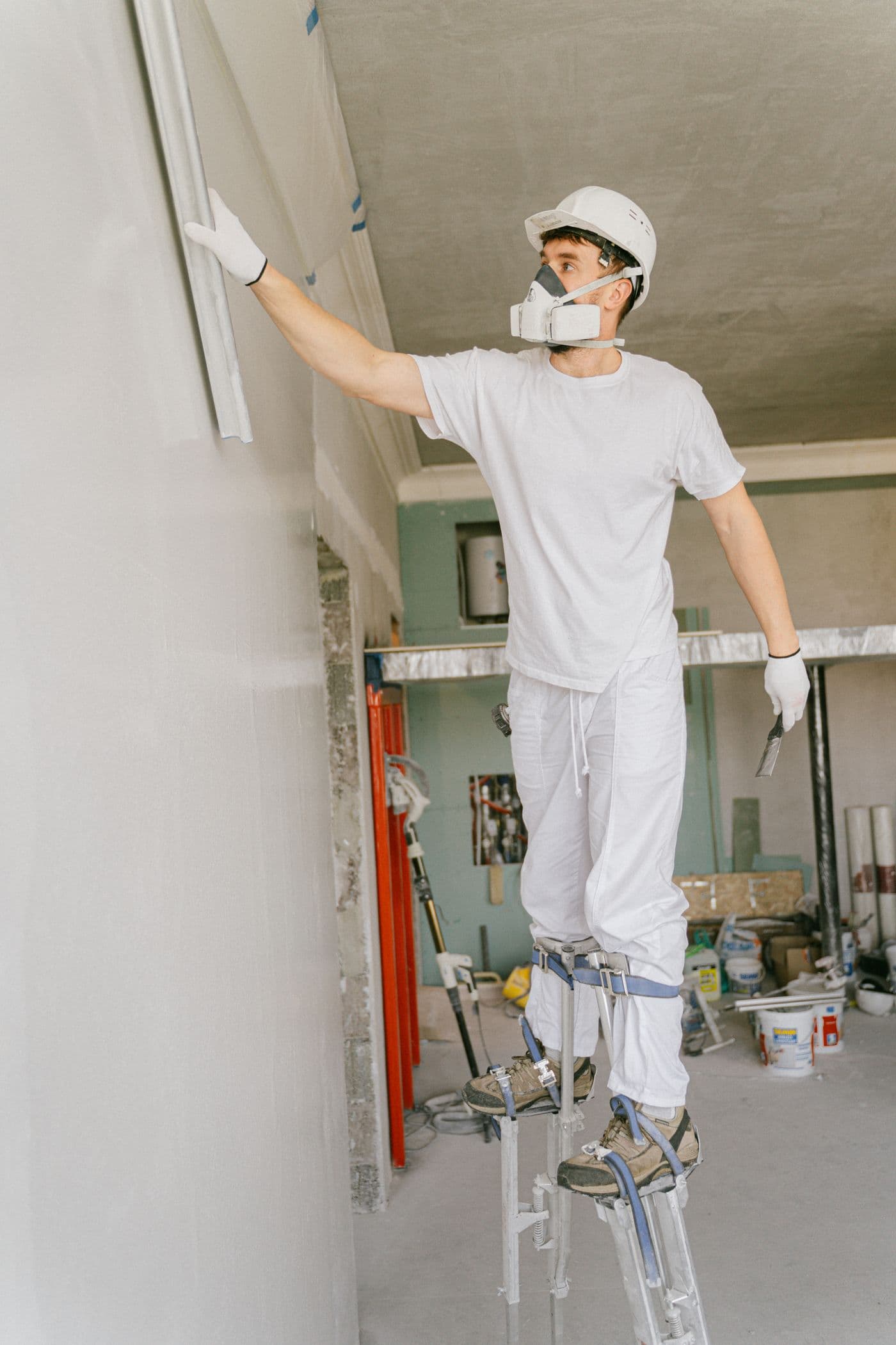 Schilder aan het werk in een lichte kamer